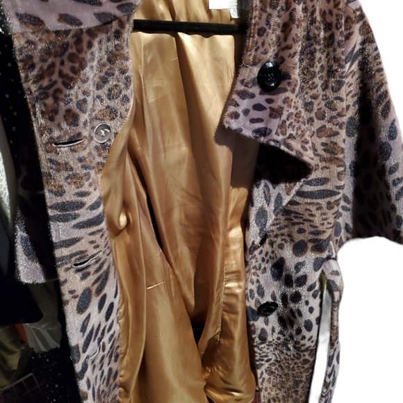 Reg $2,000 Max Mara Animal Print coat size XL - Picture 5 of 6